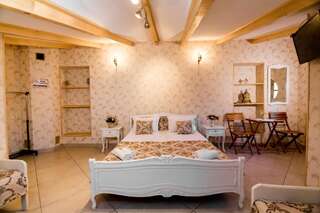 Гостевой дом Holiday House Тбилиси Улучшенный четырехместный номер-26